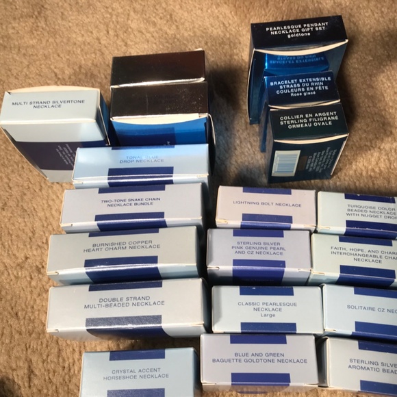 Lot of 38 Avon necklaces.  All in original box. - Picture 10 of 10
